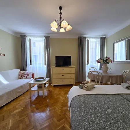 Seven - Two-bedroom Apartment Rovinj